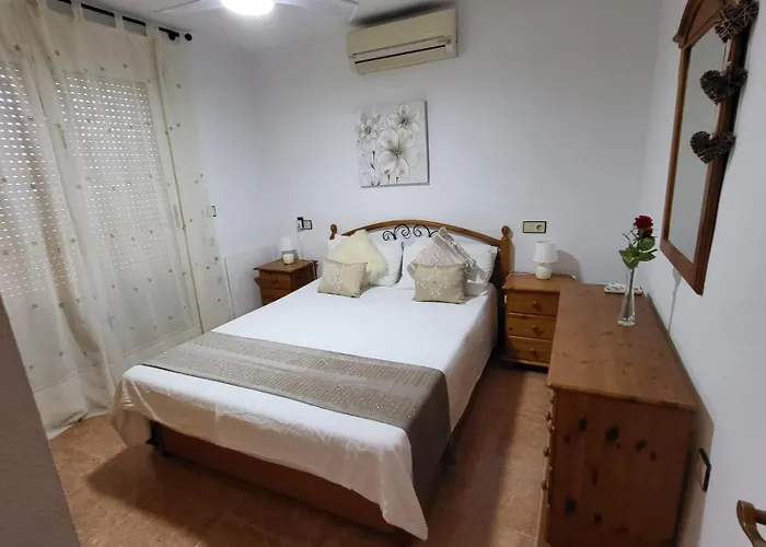 - Sleeps 6 - Pool - Parking - Petfriendly *