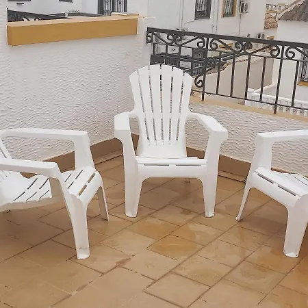 - Sleeps 6 - Pool - Parking - Petfriendly *