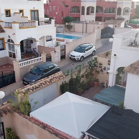 - Sleeps 6 - Pool - Parking - Petfriendly Villa *
