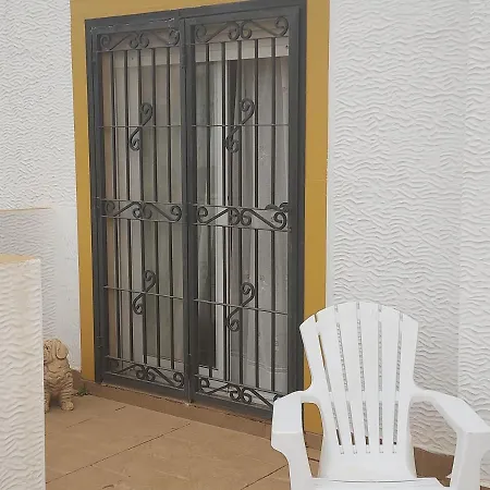 - Sleeps 6 - Pool - Parking - Petfriendly Villa
