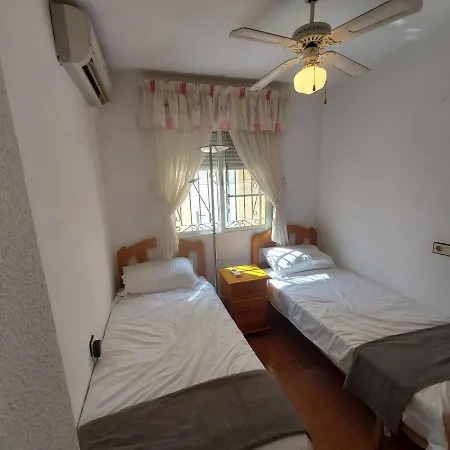 - Sleeps 6 - Pool - Parking - Petfriendly Villa *