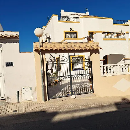 - Sleeps 6 - Pool - Parking - Petfriendly *