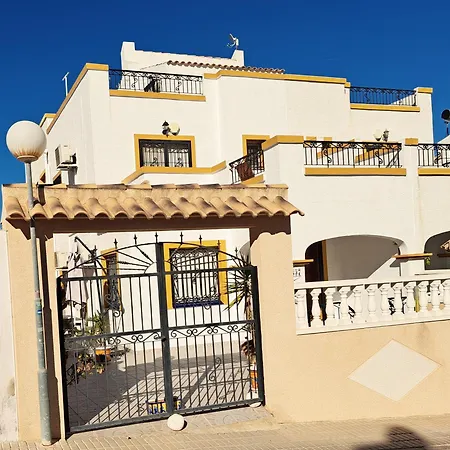 Villa - Sleeps 6 - Pool - Parking - Petfriendly