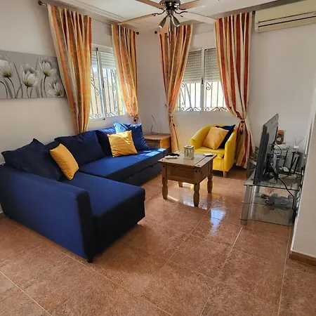 - Sleeps 6 - Pool - Parking - Petfriendly Villa