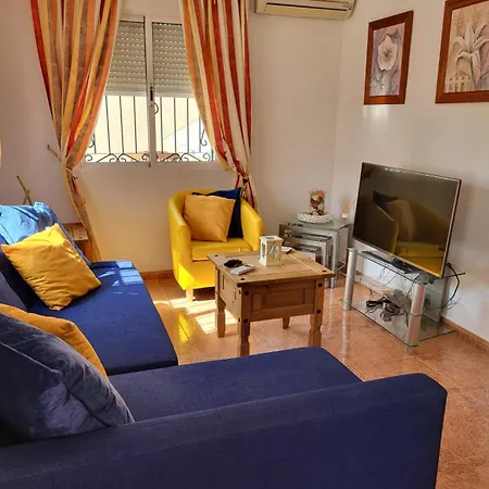 Villa - Sleeps 6 - Pool - Parking - Petfriendly *