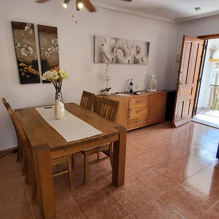 Villa - Sleeps 6 - Pool - Parking - Petfriendly *