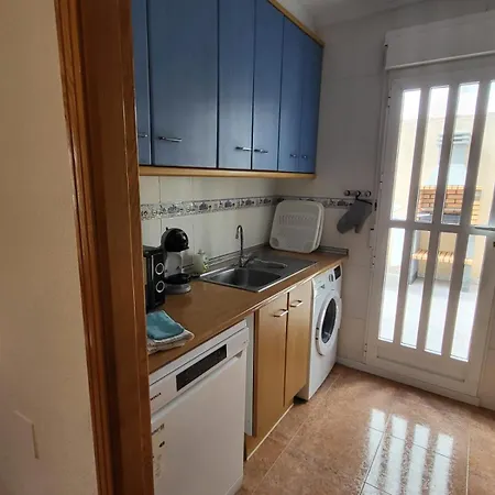 - Sleeps 6 - Pool - Parking - Petfriendly