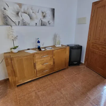 - Sleeps 6 - Pool - Parking - Petfriendly *