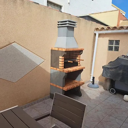 - Sleeps 6 - Pool - Parking - Petfriendly