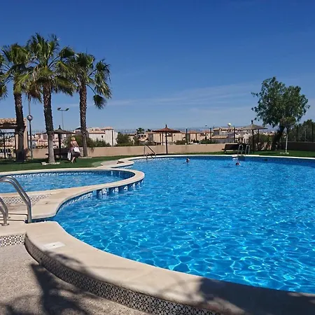 Villa - Sleeps 6 - Pool - Parking - Petfriendly *