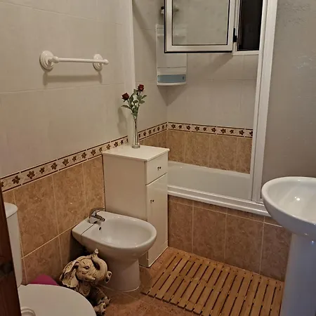 - Sleeps 6 - Pool - Parking - Petfriendly *