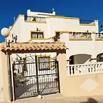 Villa - Sleeps 6 - Pool - Parking - Petfriendly