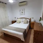 - Sleeps 6 - Pool - Parking - Petfriendly *