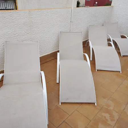 - Sleeps 6 - Pool - Parking - Petfriendly Villa *